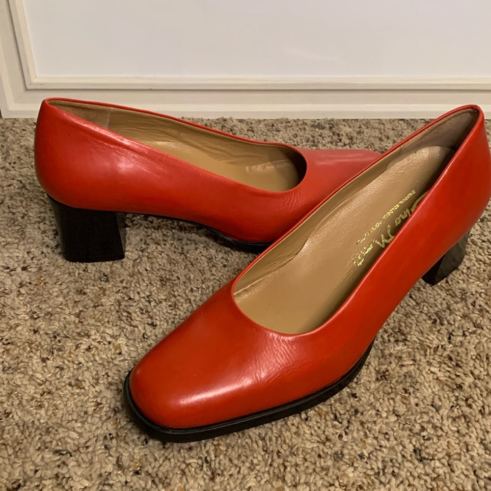 Dino Monti Orange Brick Pump